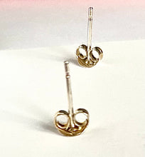 Load image into Gallery viewer, Sterling Silver Twisted &amp; Grain Bar Stud Earrings.
