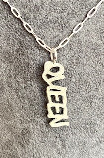 Sterling Silver 'QUEEN' Slogan charm.